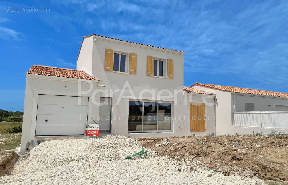 Maison neuve   Séjour traversant et terrasse - photo 2