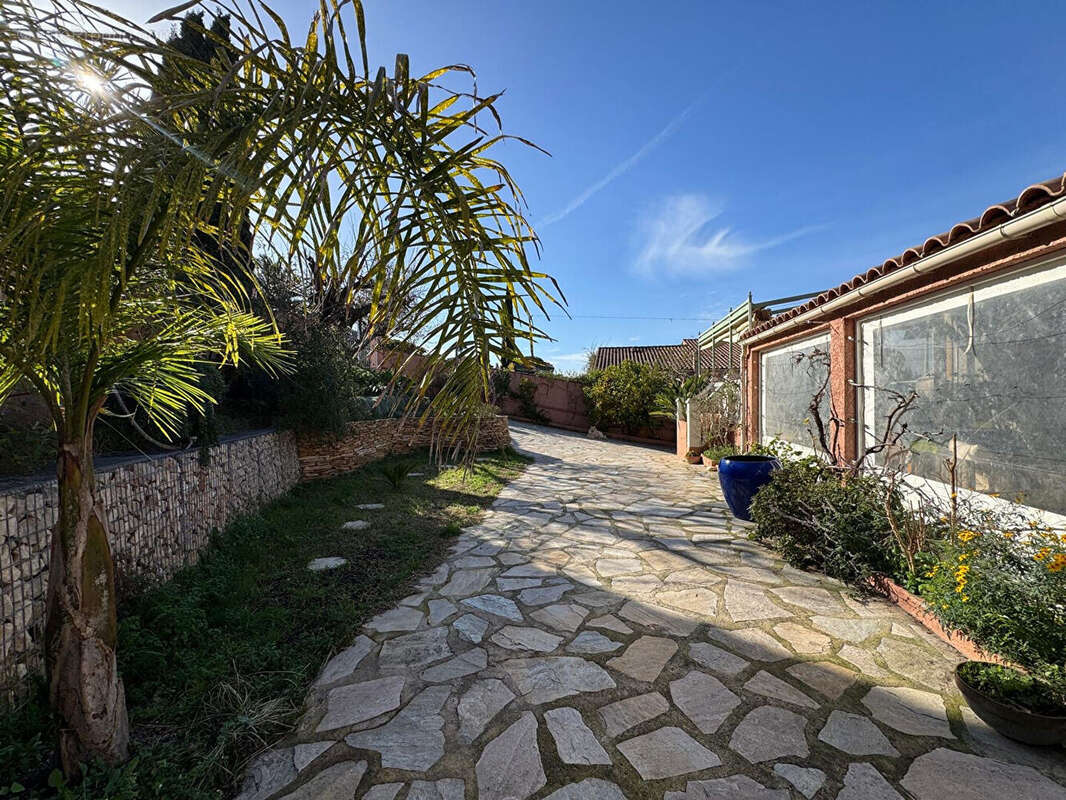 Maison à SAINT-CYR-SUR-MER