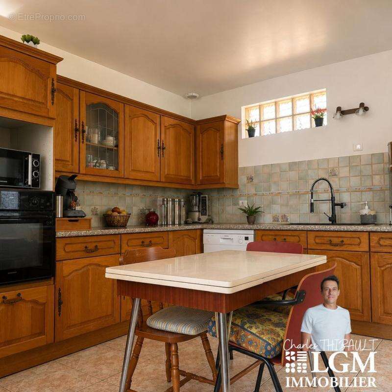 Maison familiale avec grand terrain, piscine et potentiel - photo 5