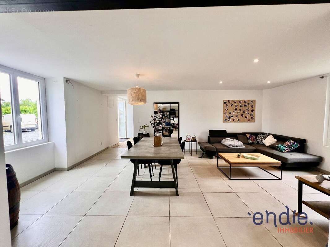 Maison à CHAMPAGNE-SAINT-HILAIRE