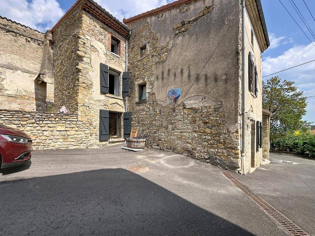 Maison à GLAINE-MONTAIGUT
