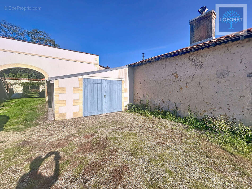 Maison à BUSSAC-FORET