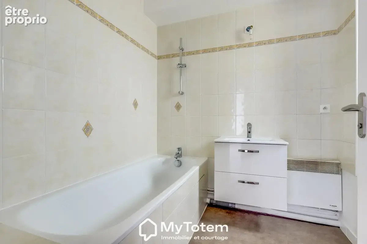 Superbe appartement entièrement rénové, où lumière, confort et qualité de vie se rejoigne. Ideal investissemen - photo 9