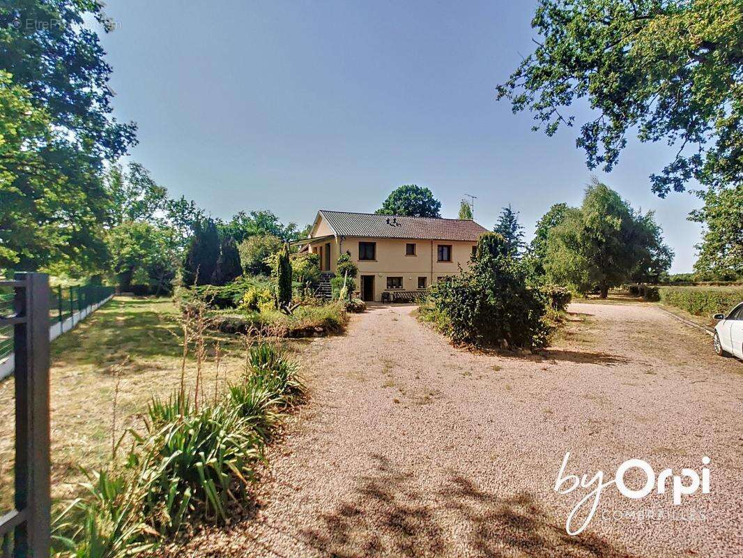 Maison à DURDAT-LAREQUILLE