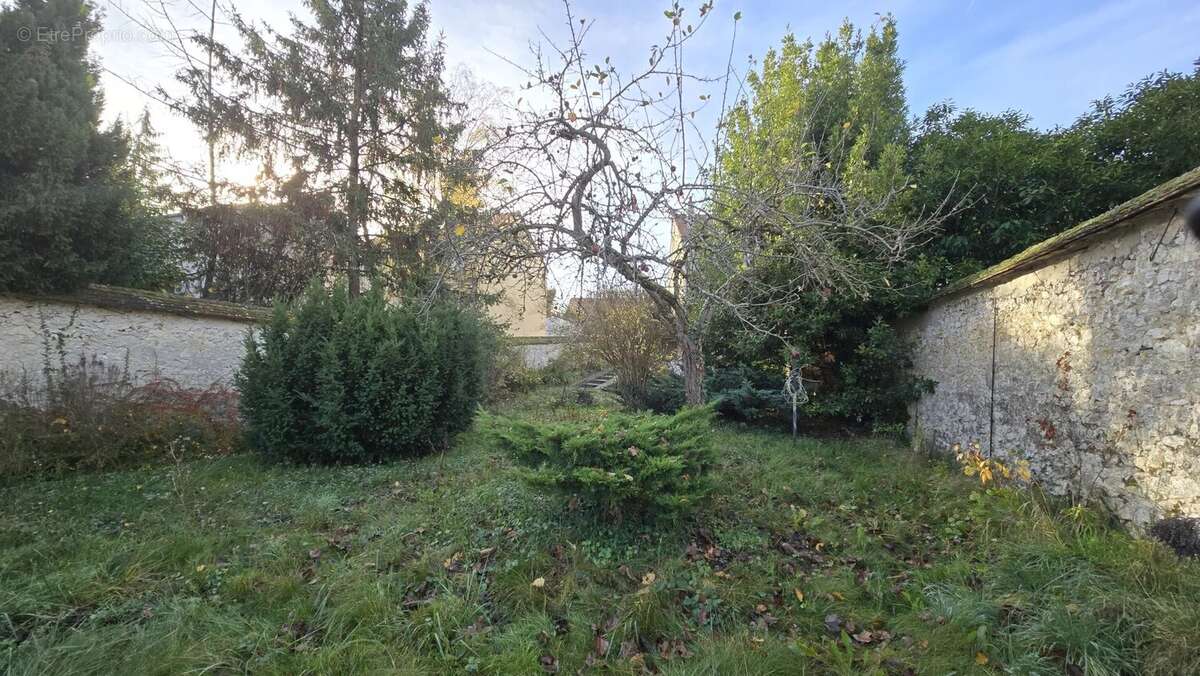 Maison à VENEUX-LES-SABLONS