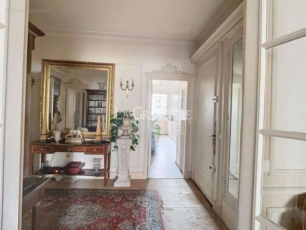 Appartement à PARIS-16E