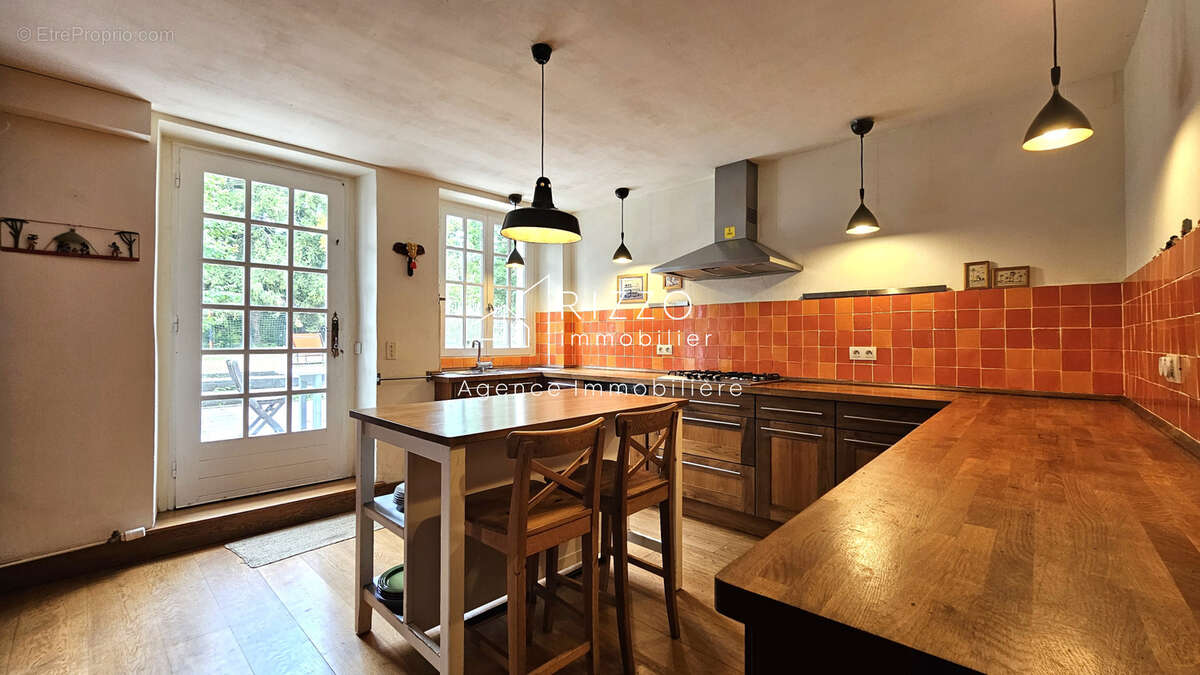 Centre Ferney, maison de 200m2 + dépendance de 41m2 sur terrain de 1590m2 - photo 9