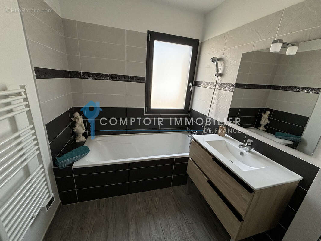 UZES : Villa plain pied P4 avec piscine récente - photo 7