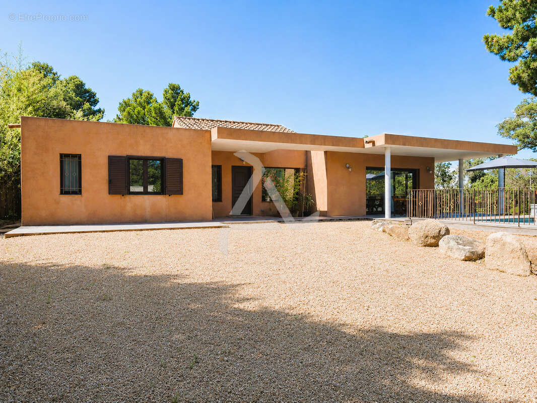Villa de 115m2 de type 4  avec piscine au coeur du village de ste lucie de porto-vecchio et à proximité des pl - photo 3