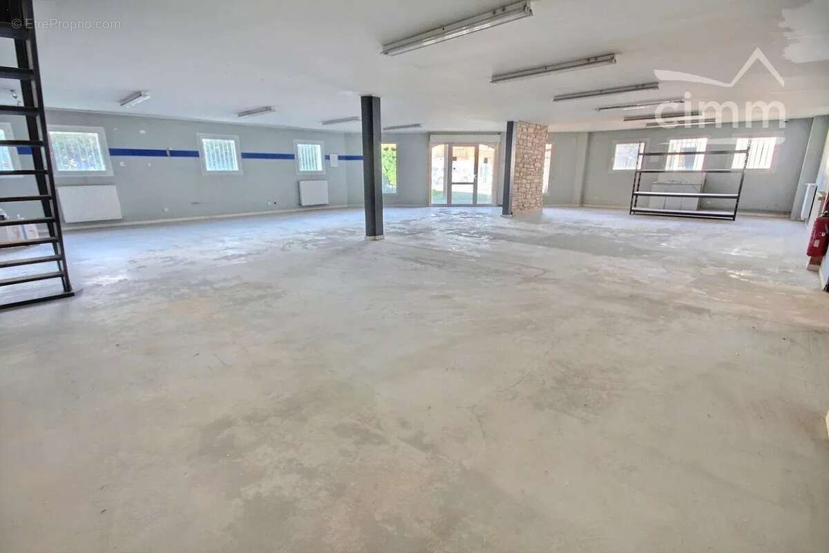 Commerce à LA ROCHETTE