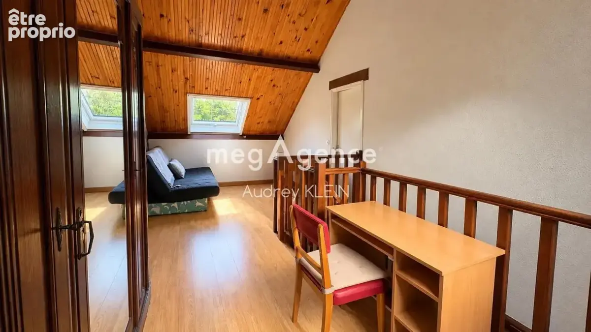 Maison familiale de 216 m² avec 5 chambres, véranda chauffée et terrain clos de 2 478 m² - photo 11