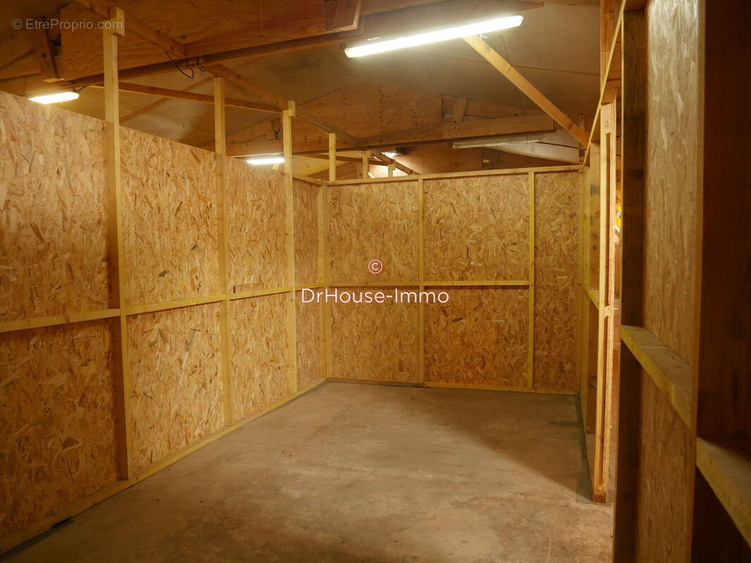 Parking à SAINT-HERNIN