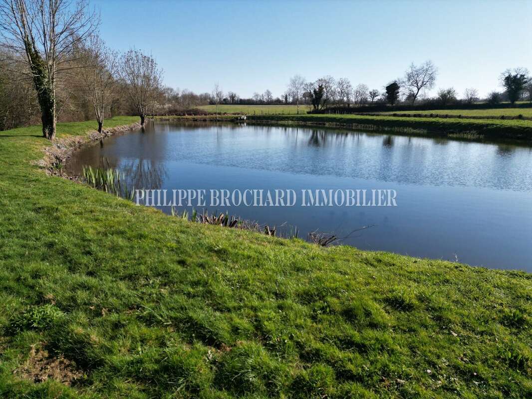 Terrain à MAREUIL-SUR-LAY-DISSAIS