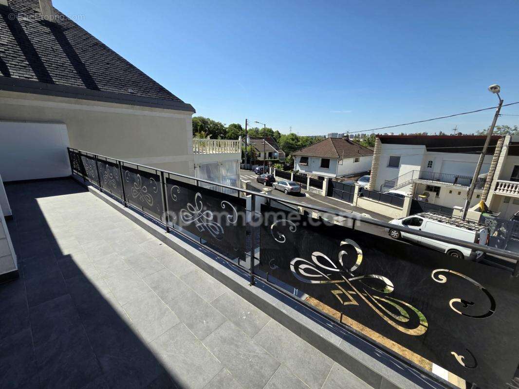 Sarcelles Village - Maison Contemporaine d'Exception - 204 m2 - 9 pièces / 5 Chambres - Prestations Haut de Gamme - Piscine et G - photo 8