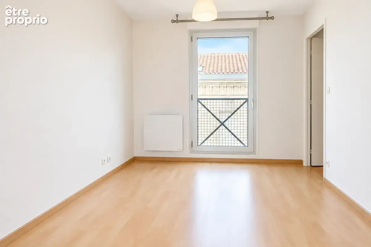 Barrière St Genès - Bergonié - T2 (40m2) avec place parking. - photo 2