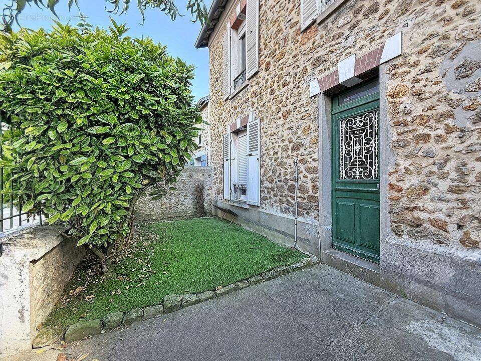 Maison à VOISINS-LE-BRETONNEUX