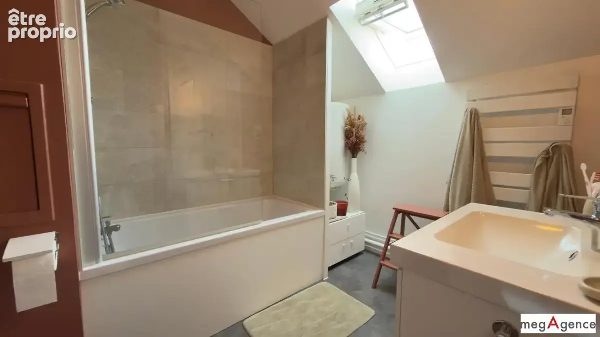 Appartement duplex rénové, spacieux, vue dégagée - photo 5