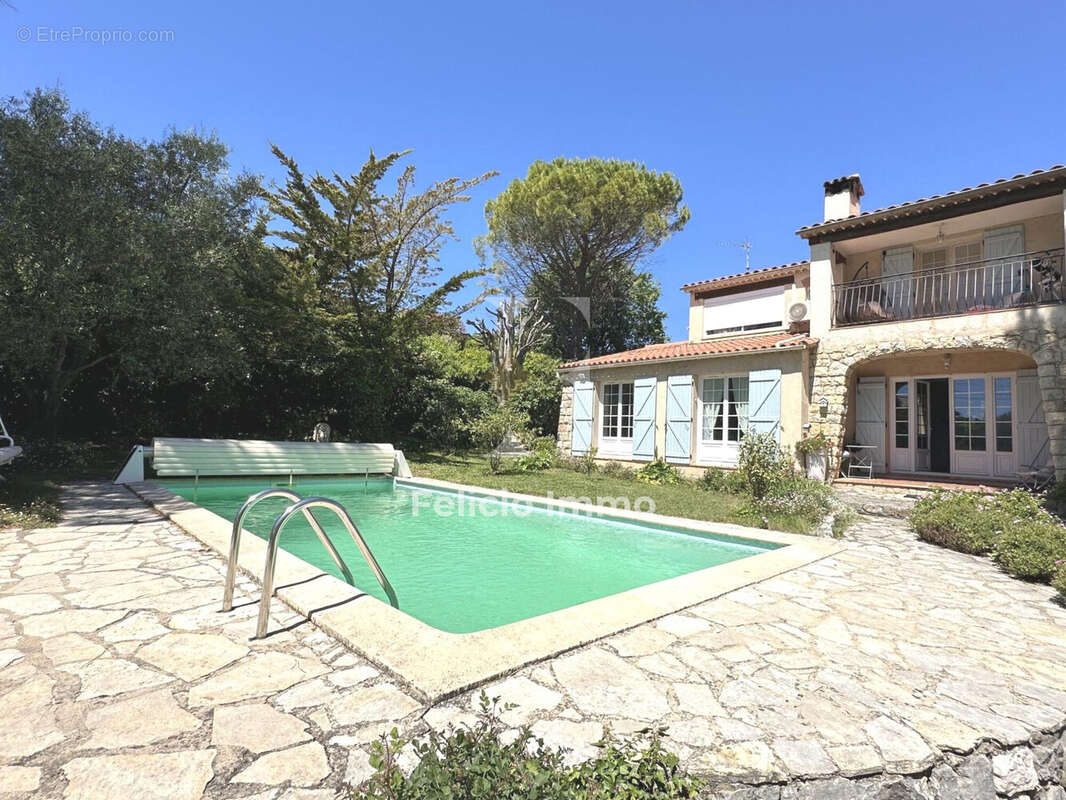 Maison à CHATEAUNEUF-GRASSE