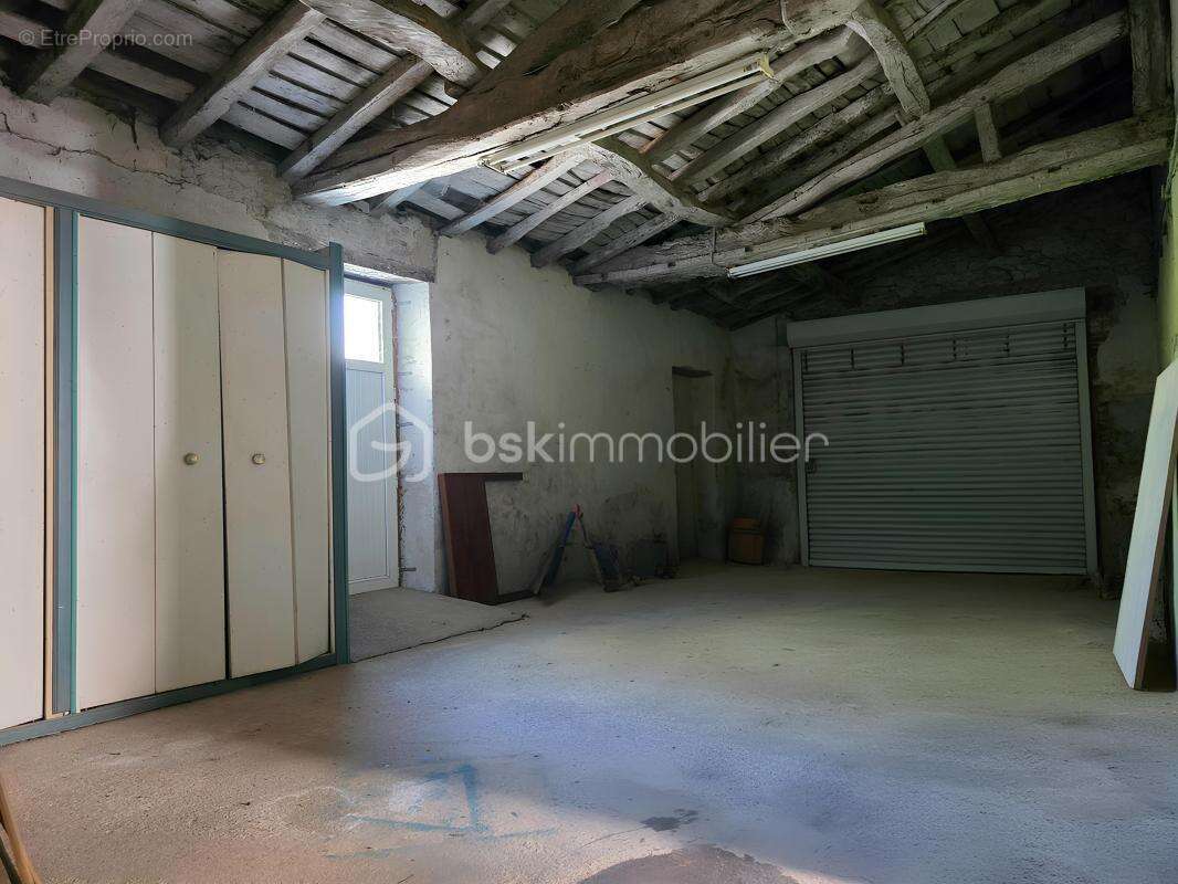 Maison familiale en pierre – beaux volumes, dépendances et parcelle urbanisable au cœur de beaurepaire - photo 15