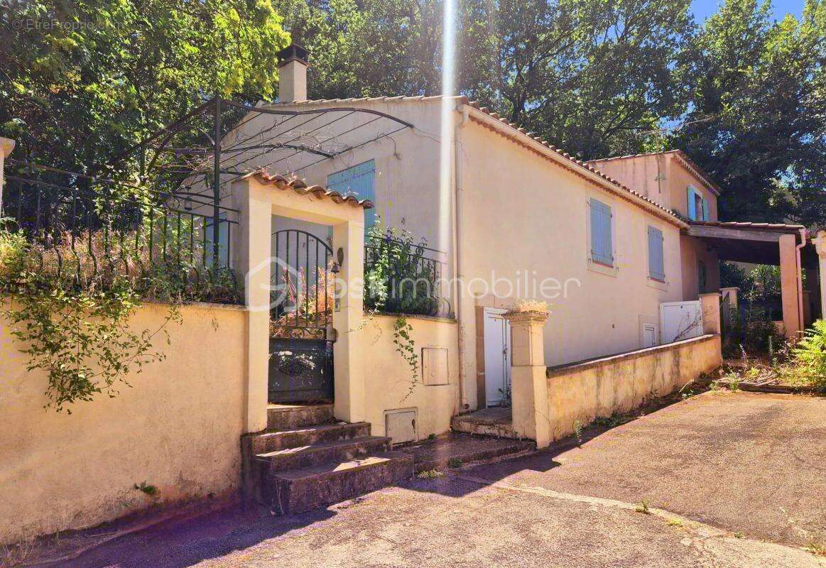 Maison à LA ROQUE-D&#039;ANTHERON