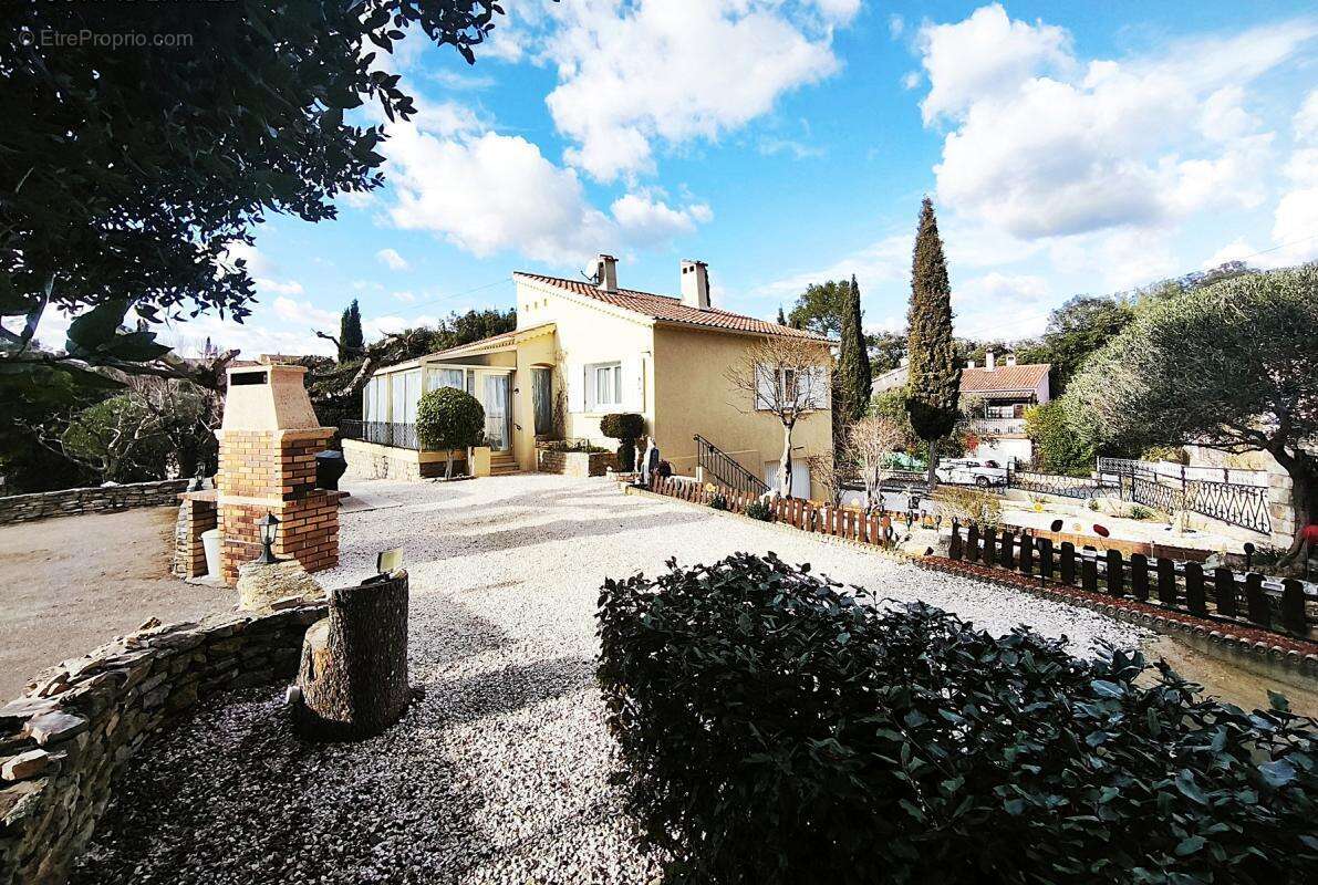 Villa PLAIN PIED de 3 pièces, rénovée avec soin  avec garage sur grand terrain - photo 2