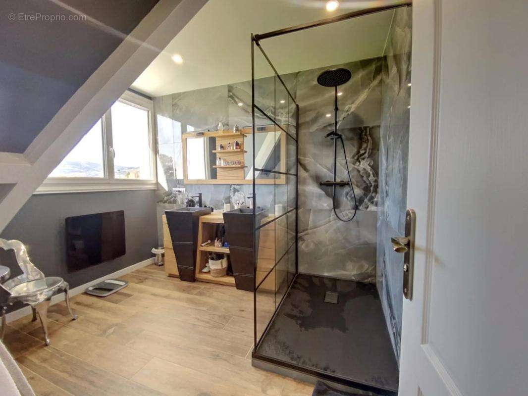 Maison à SAINT-FORGEUX-LESPINASSE