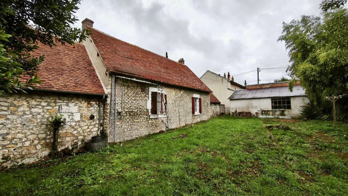 Maison à MOULINS-SUR-YEVRE