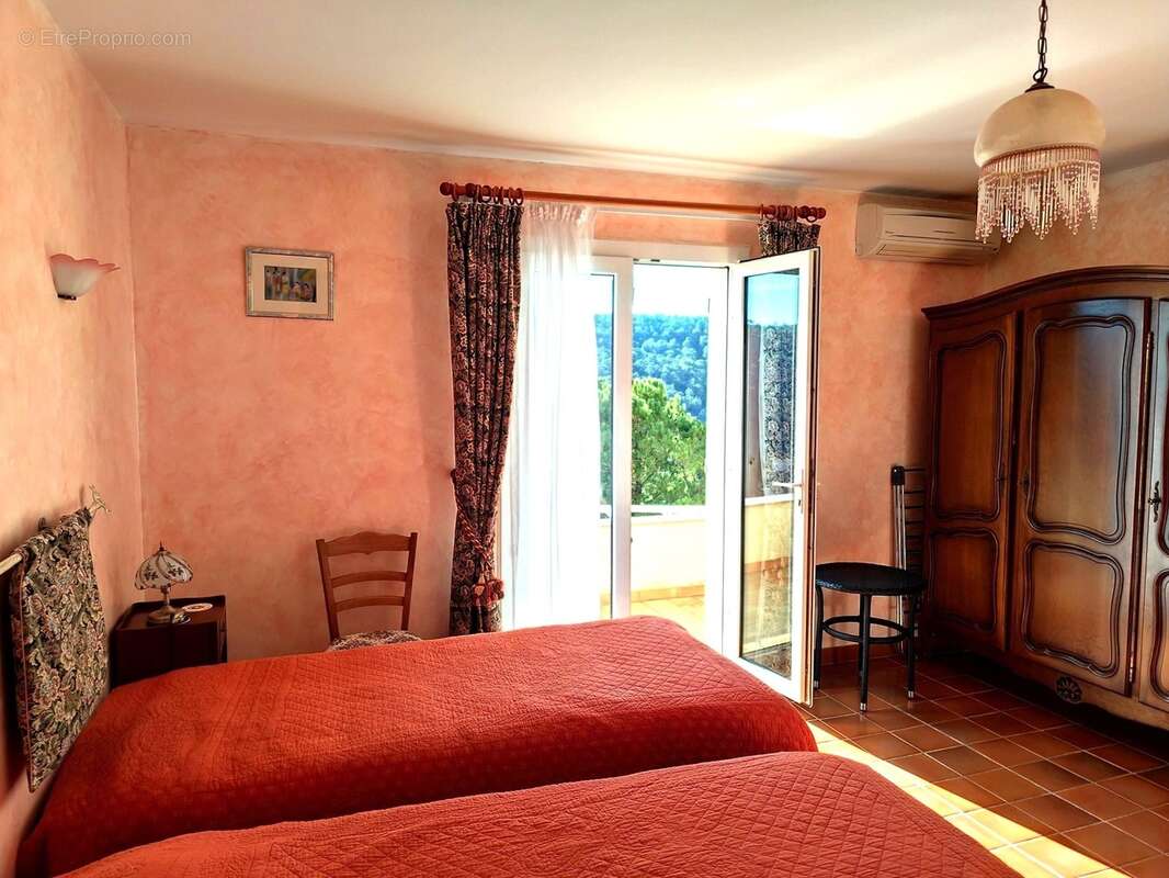 VAR (83) VINS SUR CARAMY, Magnifique Villa de charme de 163m² + studio 20m²et dépendances/1939m²avec piscine - photo 7