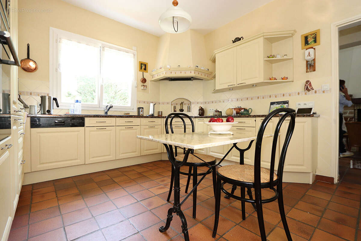 Vaste propriété de 225m² habitables sur terrain de 1919 m² arboré et paysagé - 5 chambres - photo 5