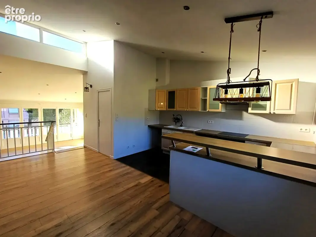 Maison mitoyenne lumineuse, grande pièce à vivre, garage et extérieurs, très bien placée - photo 1