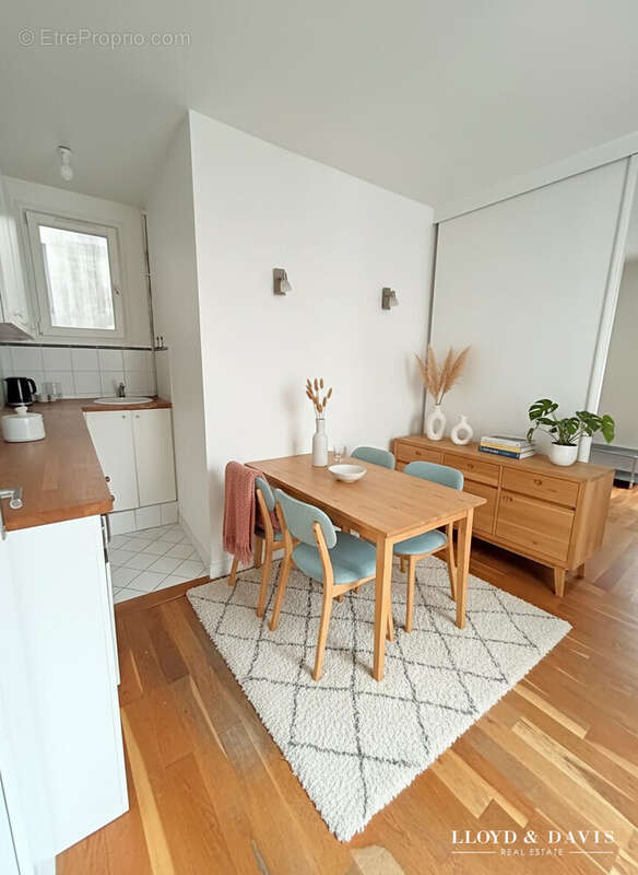 Relooking Home staging par IA  pour l'entrée salle à manger - Appartement à PARIS-16E