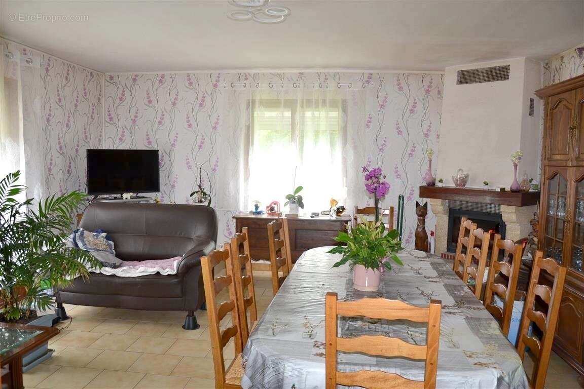 Maison 169 m² à Saint-Evroult-Notre-Dame-Du-Bois  - photo 2