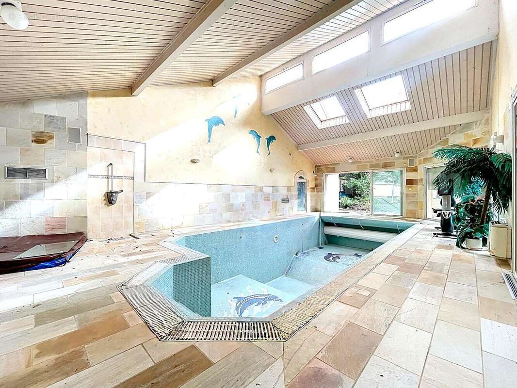 Villa_Maison_Veigy_Foncenex_secteur_calme_15_pièces_rare_Atypique_frontière_Suisse_Genève_Tram_ceva_bus_SUPERBE_BEAUX_VOLUMES_FRONTALIERS_salon_séjour_cuisine_ouverte_américaine_Piscine_sous_sol_aménagé_salle_de_sport_sauna_hammam_jacuzzi_jardin_ - Maison à VEIGY-FONCENEX