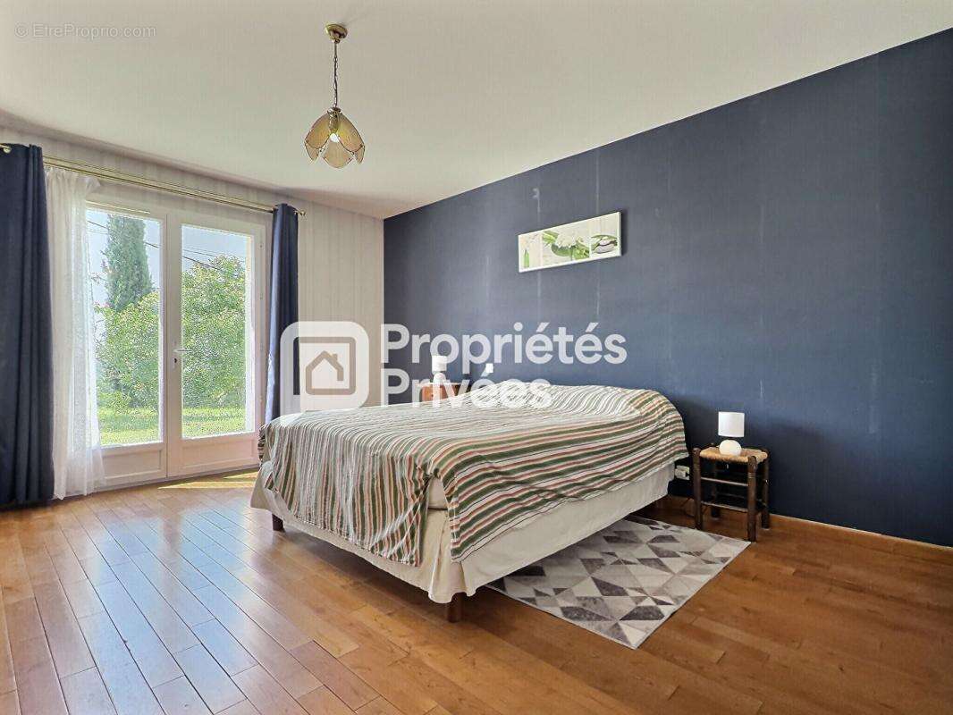 Maison T4/5 avec 3 ch., spacieux garage et abri pour camping-car au calme sur COMBERANCHE-ET-EPELUCHE (24600) - photo 5