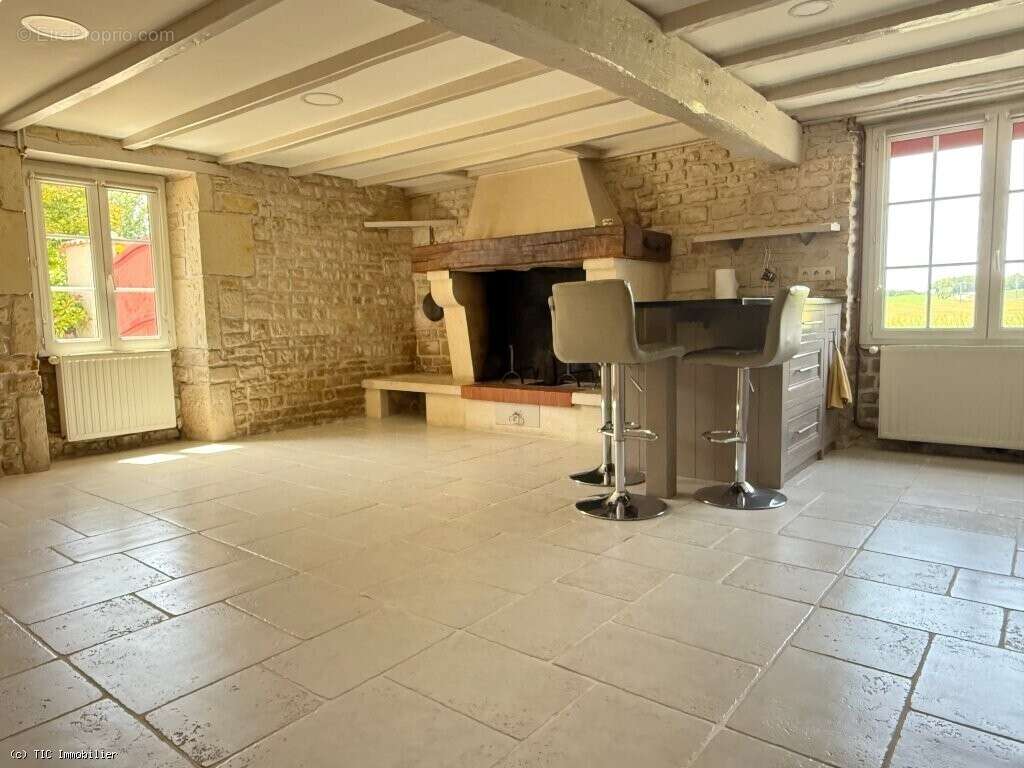 Maison à AIGRE