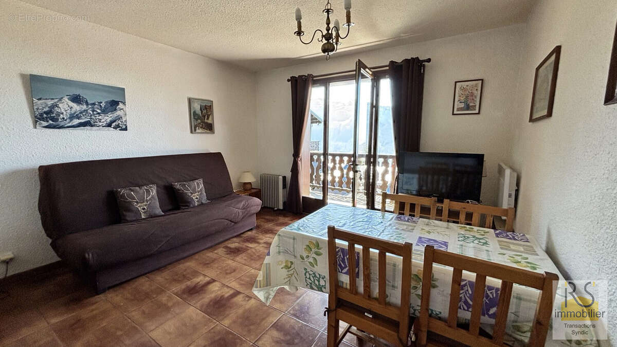 Salon / Salle à manger - Appartement à ARACHES-LA-FRASSE