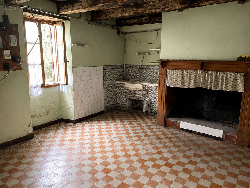 Maison en pierre située au cœur du village, avec jardin. - photo 7