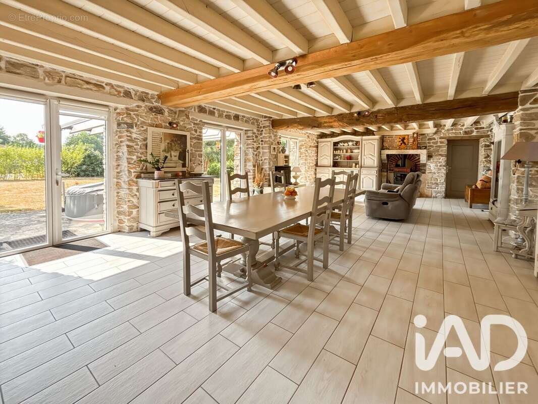 Maison 165 m² à Sainte-Suzanne  - photo 4