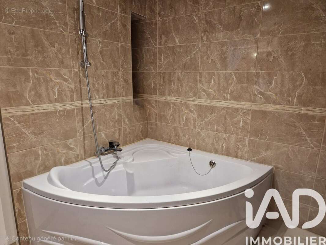 Maison 70 m² à Saint-Martin-De-Bienfaite-La-Cressonniere  - photo 5