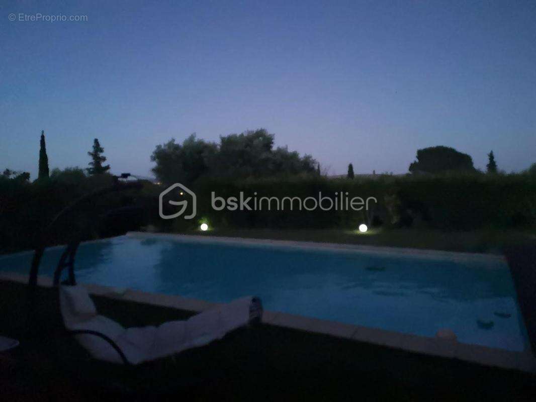 Quartier recherché  - Élégante villa familiale 9 pièces avec grand terrain et piscine à débordement - photo 18