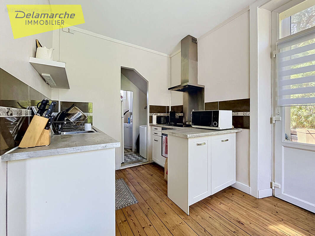 Immeuble historique - 2 appartements et 1 local commercial - Saint-Jean-le-Thomas (50530) - photo 4