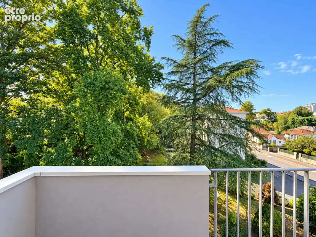 T3 rénové au dernier étage   balcon, vue dégagée, garage et cave - photo 3