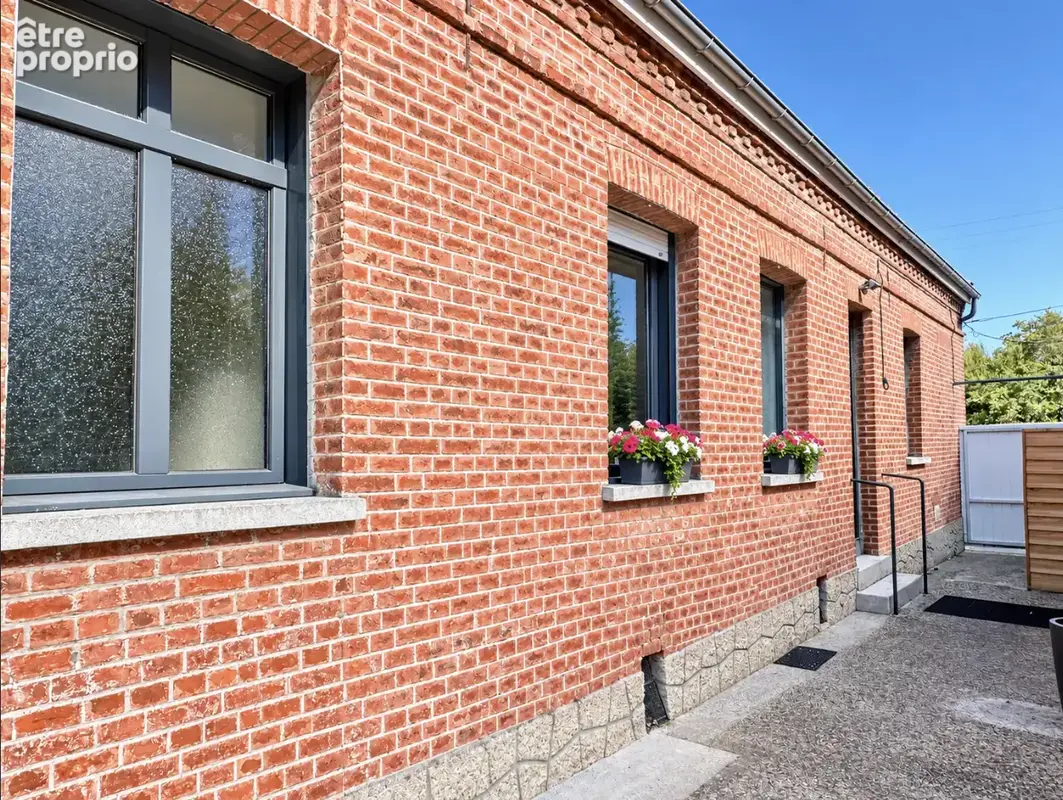 Ensemble Immobilier composé de 2 maisons d'environ 285 m2 et 55 m2, de 3 garages et d'un jardin. - photo 18