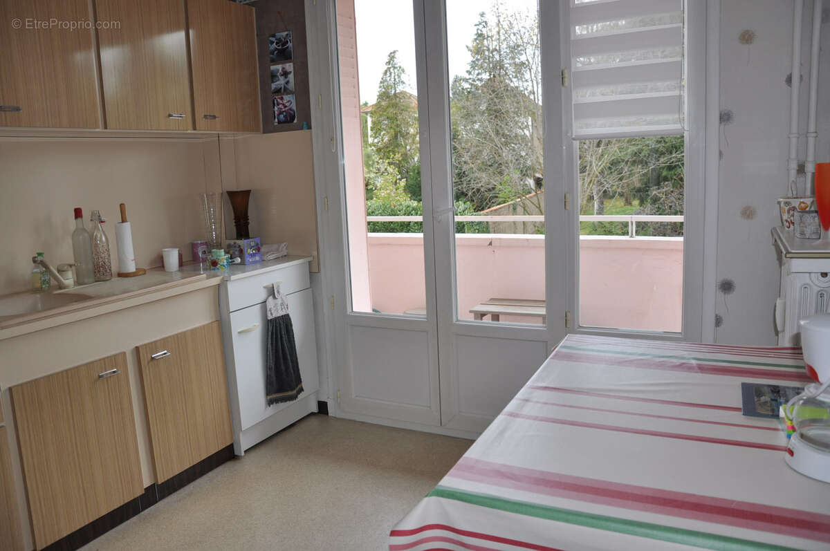 Bel appartement traversant de 70 m2, avec deux grands balcons, un garage, et une cave. - photo 6