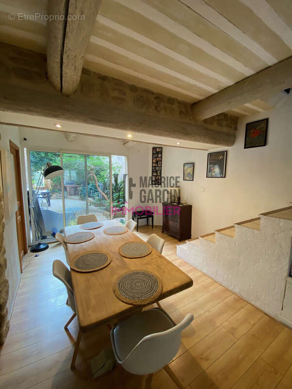 Maison à ENTRAIGUES-SUR-LA-SORGUE