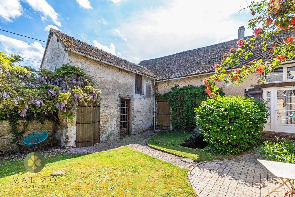 Maison de caractère en pierre   Charme, authenticité et dépendances - photo 17