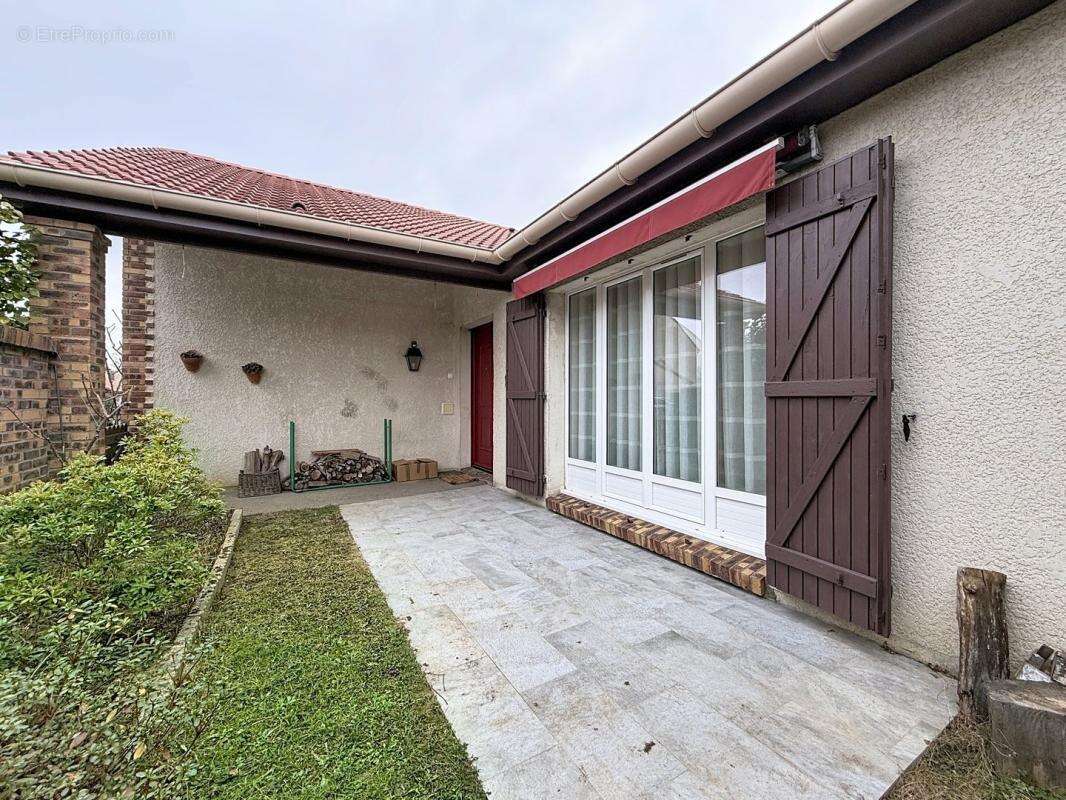 Maison à VOISINS-LE-BRETONNEUX