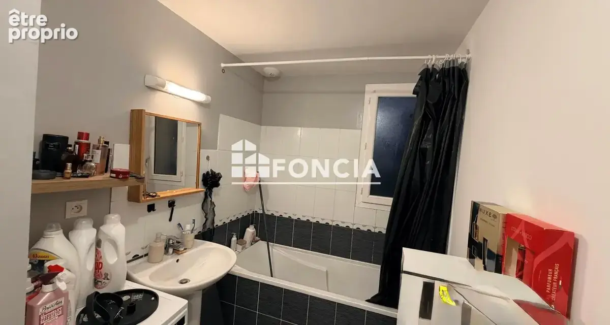 SURZUR - Appartement T2 avec balcon et parking privé sécurisé - photo 4