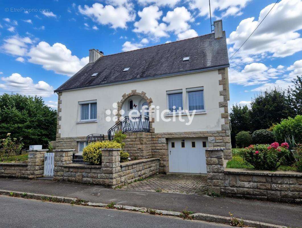Maison à CHATEAUNEUF-DU-FAOU
