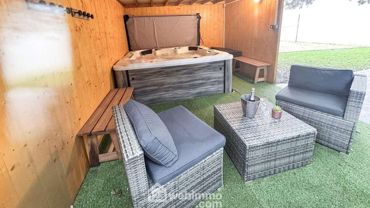 Terrasse abritée avec SPA - Maison à JARD-SUR-MER